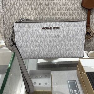 MICHAEL KORS LARGE DOUBLE ZIP WRISTLET PHONEHOLDER WALLET CLUTCH 
BRIGHT WHITE